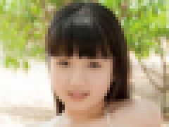 少女がハニカミ笑顔を見せる時　無料画像