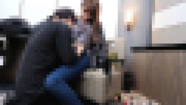 ［流出］［高画質DL有］業界の闇　新人ADがベテランスタッフに食いモノにされる一部始終　スレンダーな体がガチ痙攣イキ！中出しに呆然　［身バレ即削除］　無料画像5