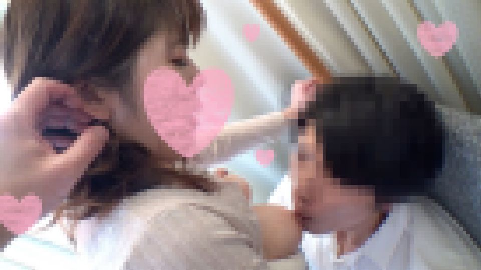 【大学生×極上ボイン乳人妻3P】個人撮影 36歳 浮気相手の絶倫チンポ＆学生男子の若いチンポに交互に生膣突かれるGカップ人妻　種付けされる悦びにドはまりして中出し懇願。子宮にぶっかけられて痙攣イキ乱交　無料画像11