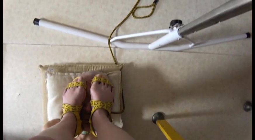 美人ウェイトレス様からサンダルと生足を徹底的に口の中に突っ込まれ喜ぶ下僕　サンプル画像06