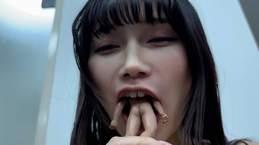 【HD】ひなみちゃんがM男人形を唾液たっぷり舐めまわす　サンプル画像02