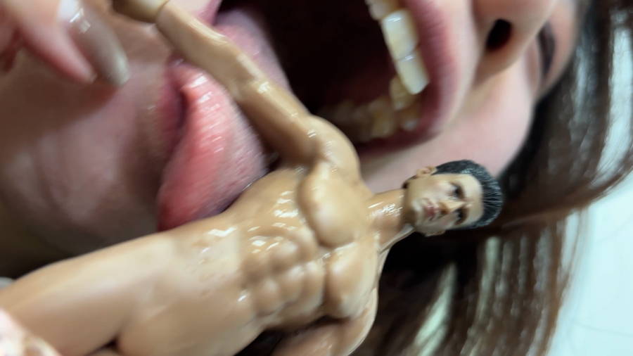 【HD】ゆうかちゃんがM男人形を唾液たっぷり舐めまわす　サンプル画像02