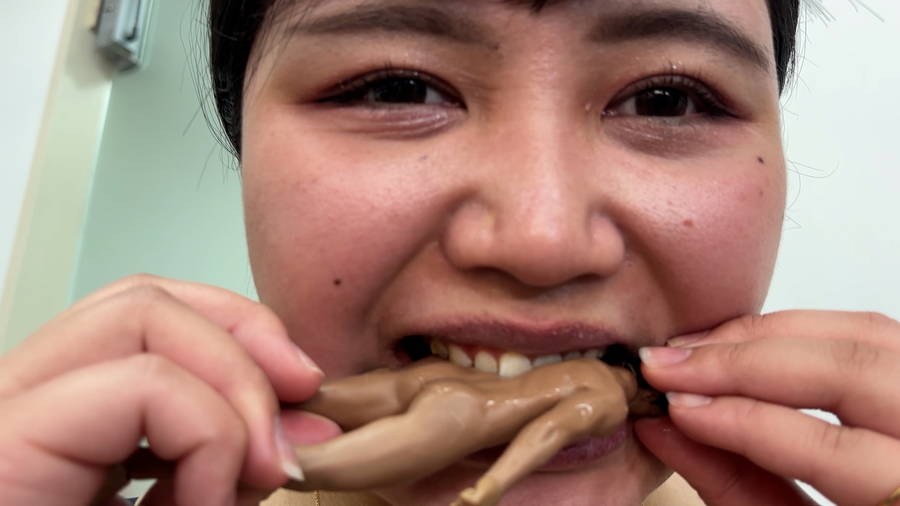 【HD】みのりちゃんがM男人形を唾液たっぷり舐めまわす　サンプル画像12