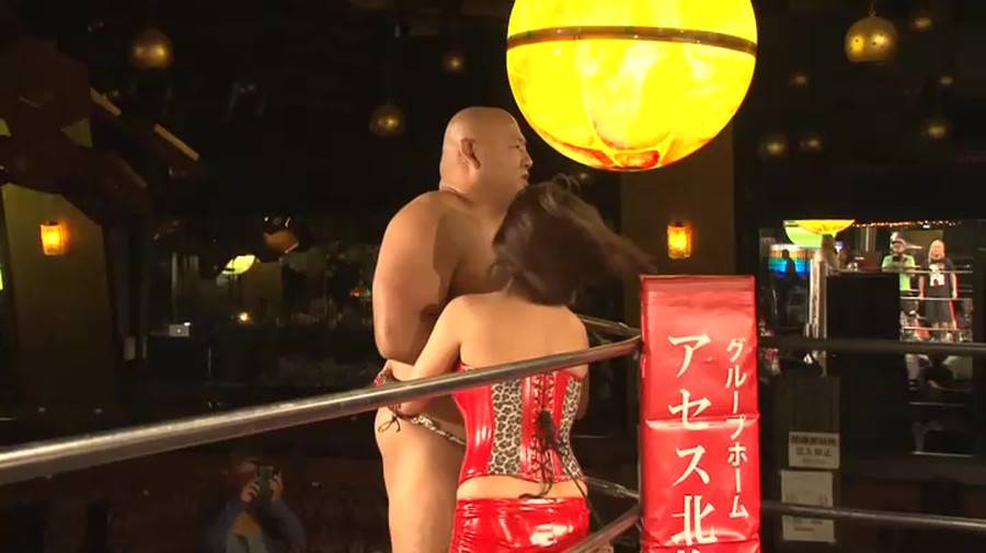 闘宝伝笑 ワンマッチ50人限定入場　Wリング設置敗者監獄手錠お仕置きデスマッチ! エニウェアランブルキャットファイト!　サンプル画像04