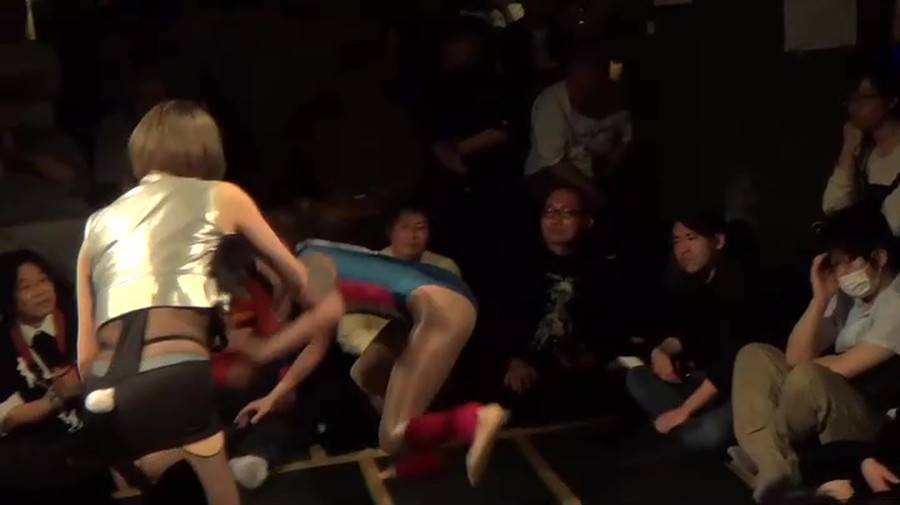 キャットファイト視姦距離マット祭り2019-最後のいたずら…ヤヴァイ!!ガチで電マでイっちゃった!　サンプル画像04