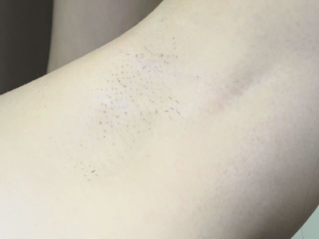 裸でストレッチ・お腹のお肉がリアルですwww　サンプル画像08