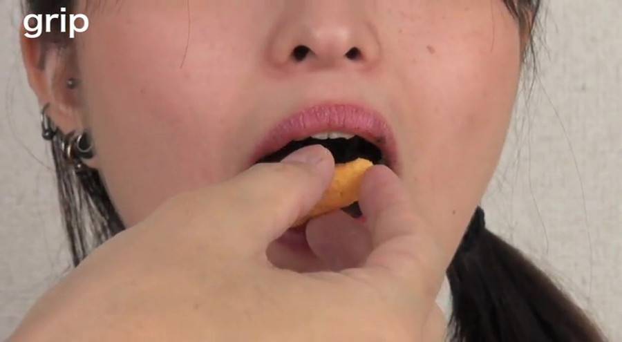 舌ピアス開口器痴女降臨!咀嚼嘔吐口腔逆レイプ 天野カナ　サンプル画像06