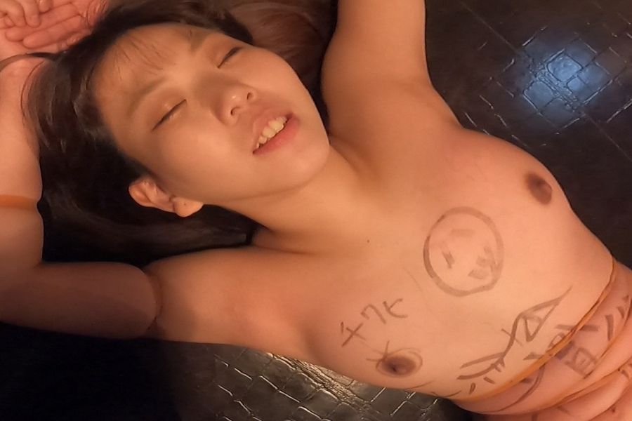 可愛い笑顔のドMセクシー女優に身体が浮くまで腹パンチ&落書き緊縛【分割版3】　サンプル画像09