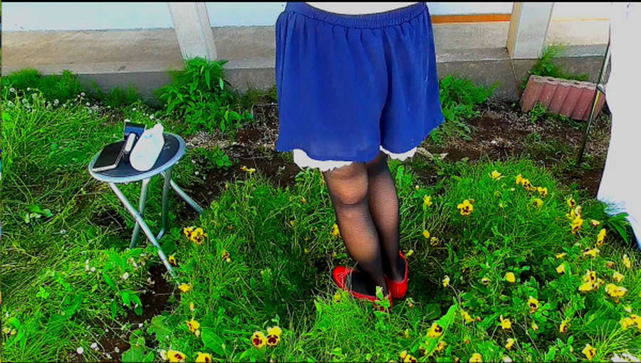 「花のじゅうたん」を踏んで美女がダンス!〜涼子様の赤い靴がパンジーを踏んでダンス〜　サンプル画像04