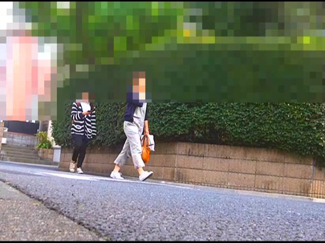 【復刻版】女子大生の秋の靴が靴底にイモムシを貼りつけて歩き去る!(後編)　サンプル画像10