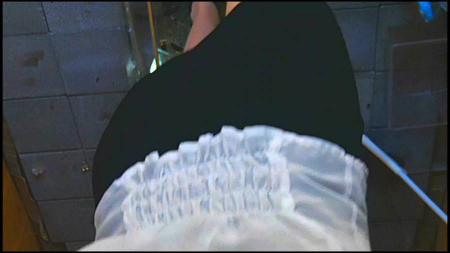 25cmパンプスの瑠伊様が巨大ゴキブリの大群をグチャグチャと踏み潰す!!-後編-　サンプル画像02
