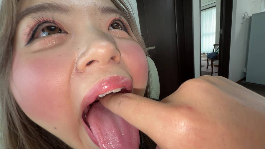 【HD】【個人撮影】菊池はる 初喉チンコ触り&擬似フェラ体験 サンプル画像04