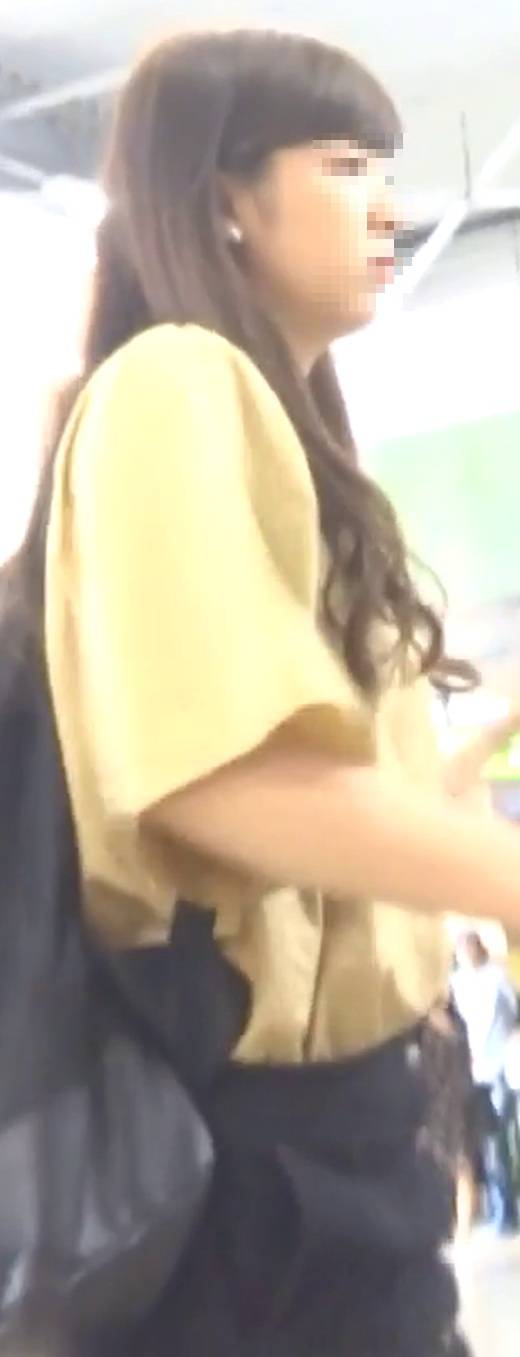 [★新作][★顔出し]パンチラ盗撮 女子大生 白パンツを接近撮影　サンプル画像1