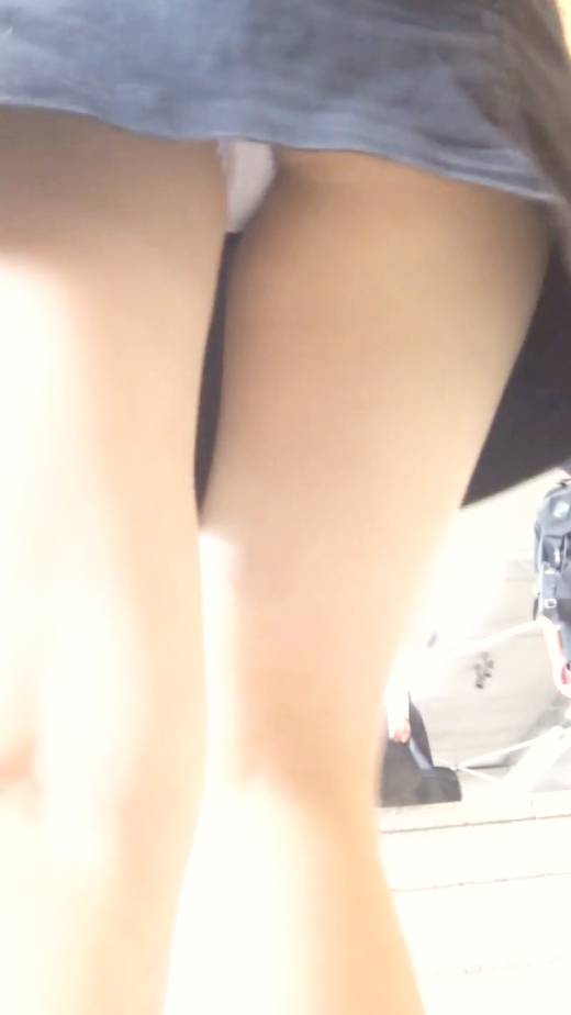 [★新作][★顔出し]パンチラ盗撮 女子大生 白パンツを接近撮影　サンプル画像2