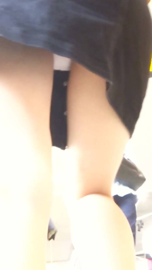 [★新作][★顔出し]パンチラ盗撮 女子大生 白パンツを接近撮影　サンプル画像3