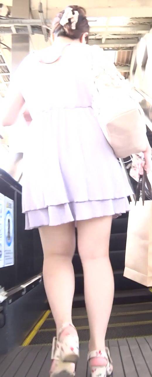 [★新作][★顔出し]パンチラ盗撮 OLさん 白パンツに接近　サンプル画像1