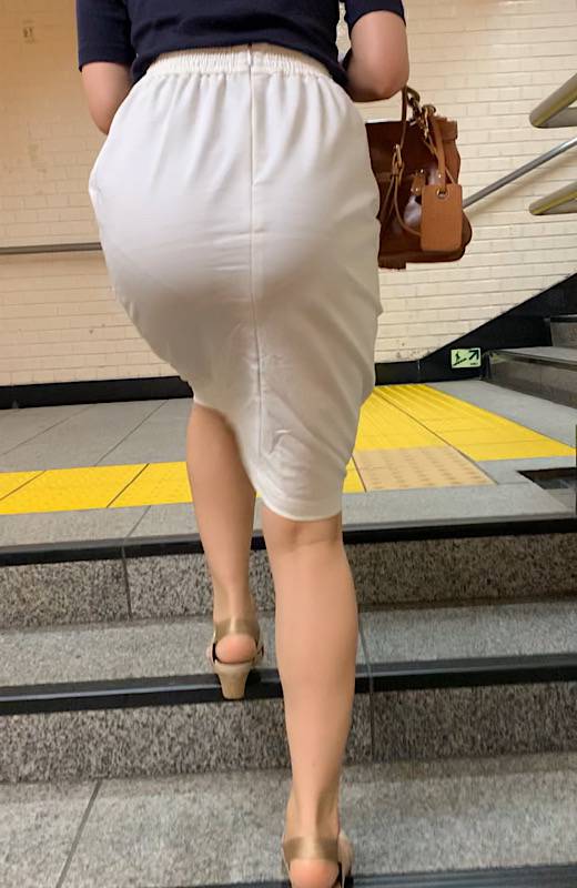 【美人OLシリーズ】白いタイトスカートがまぶしい！若くて張りのあるエロいパンティーラインからエロ尻がのぞく！【328】　サンプル画像2