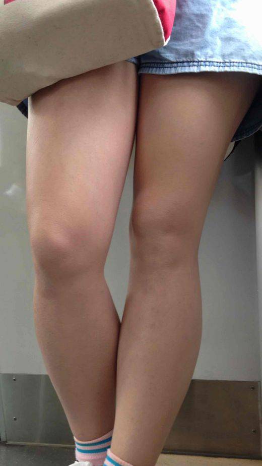 質感がエグいJD生脚をじっくりたっぷり接写撮影♡　サンプル画像1