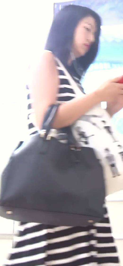 [★新作][★顔出し]パンチラ盗撮 モデル系OLさん 青いレースのパンツにナプキン付き　サンプル画像1