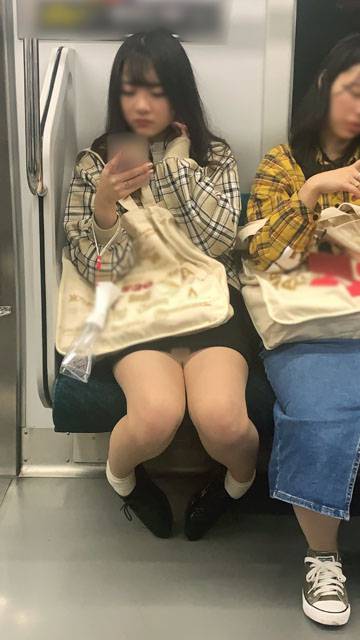 友達と楽しそうに談笑するアイドル顔のミニスカ女子大生（後編）　サンプル画像1