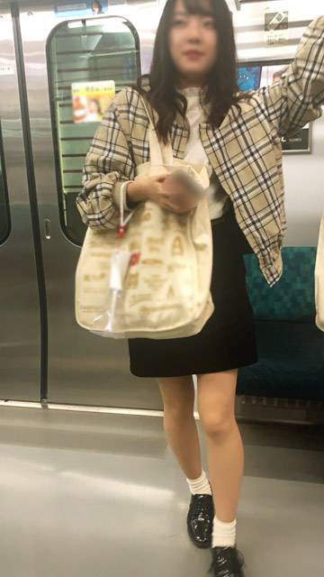 友達と楽しそうに談笑するアイドル顔のミニスカ女子大生（後編）　サンプル画像2