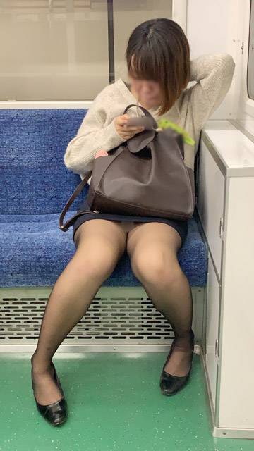 黒ストッキングがエロい!短すぎるスカートを穿いて無防備に座るエロいお姉さん(其の三) サンプル画像2