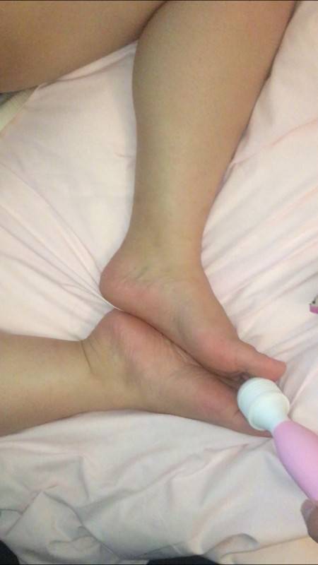 ２２歳足のサイズ２６ｃｍＩカップ渚ちゃん、電マで足裏中心にくすぐり！ サンプル画像