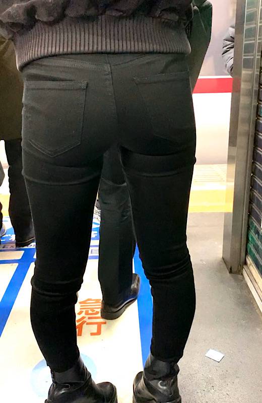 【ムッチリエロ尻②】ス〇ーバックス店員さんのムチムチブルンブルンのエロ肉尻のシルエット②【355】　サンプル画像1