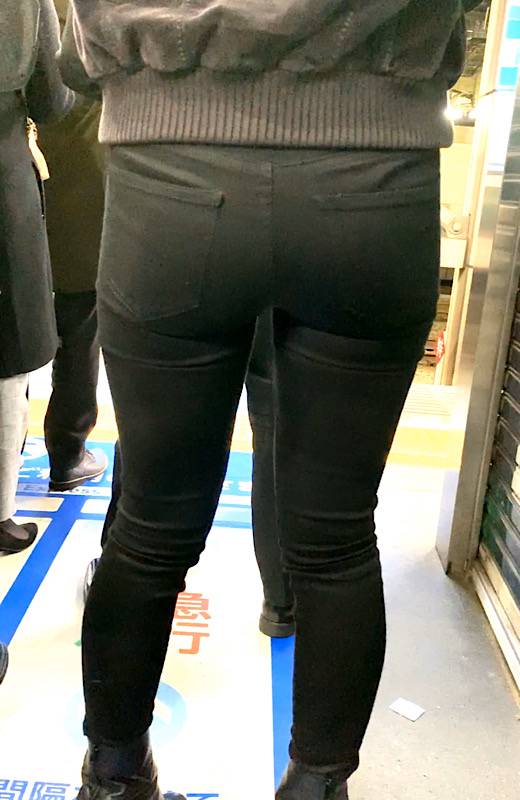 【ムッチリエロ尻②】ス〇ーバックス店員さんのムチムチブルンブルンのエロ肉尻のシルエット②【355】　サンプル画像3