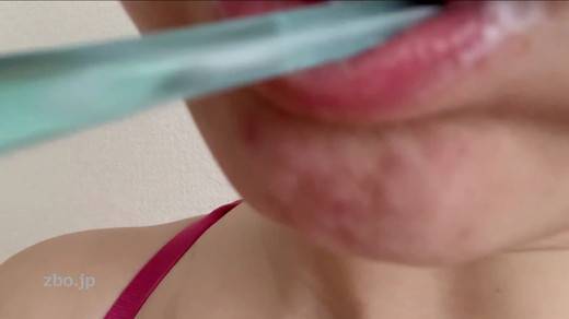 若い素人女性の歯磨き（赤の下着姿） 『唇・口・舌・歯・口腔フェチ』　サンプル画像1