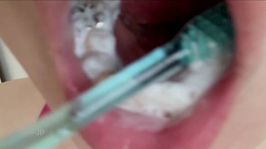 若い素人女性の歯磨き（赤の下着姿） 『唇・口・舌・歯・口腔フェチ』　サンプル画像2