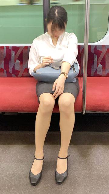 タイトなスーツが妙にエロい真面目そうなスレンダー美人OL（中編）　サンプル画像1