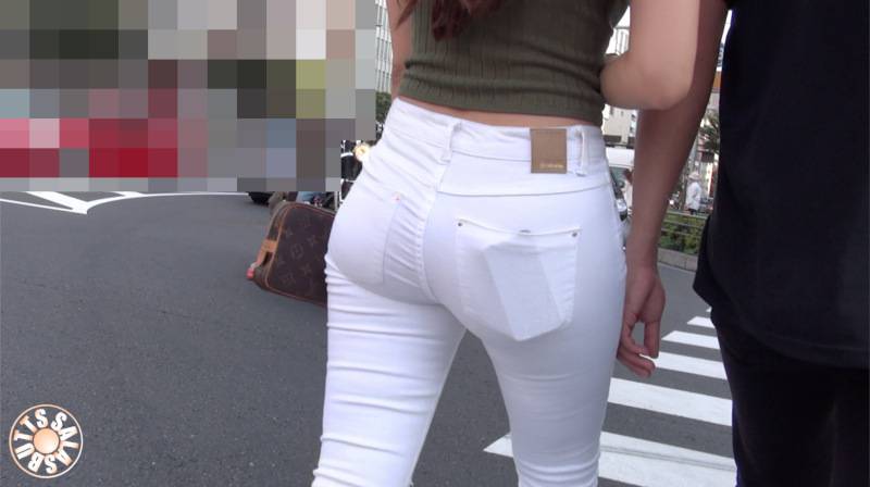 【FHD高画質】彼氏との待ち合わせ前は油断しちゃう白パン美女 サンプル画像