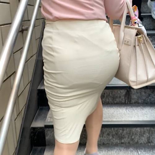 【特別奉仕！クロッチ丸見え！】パンティーライン丸見えの田舎から出てきた淫乱でエッチなエロママ風の淫乱女【372】 サンプル画像