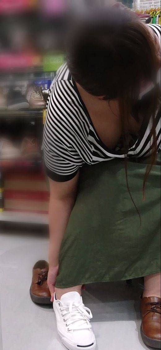 胸チラ 変態を見る目　サンプル画像1