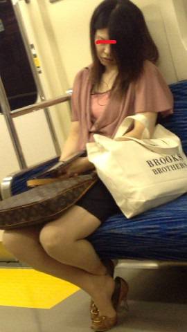 美脚OLさんストーキング盗撮【車内→エスカ編】　サンプル画像1