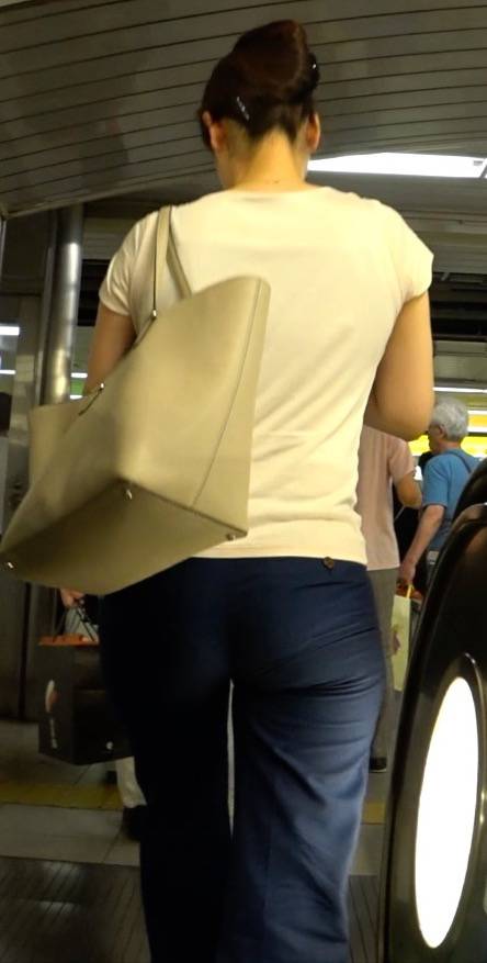 新～極上のおかず732（超絶ヤラシイ肉尻パンツスーツOL様！天然肉尻OL様！！豪尻！）　サンプル画像2