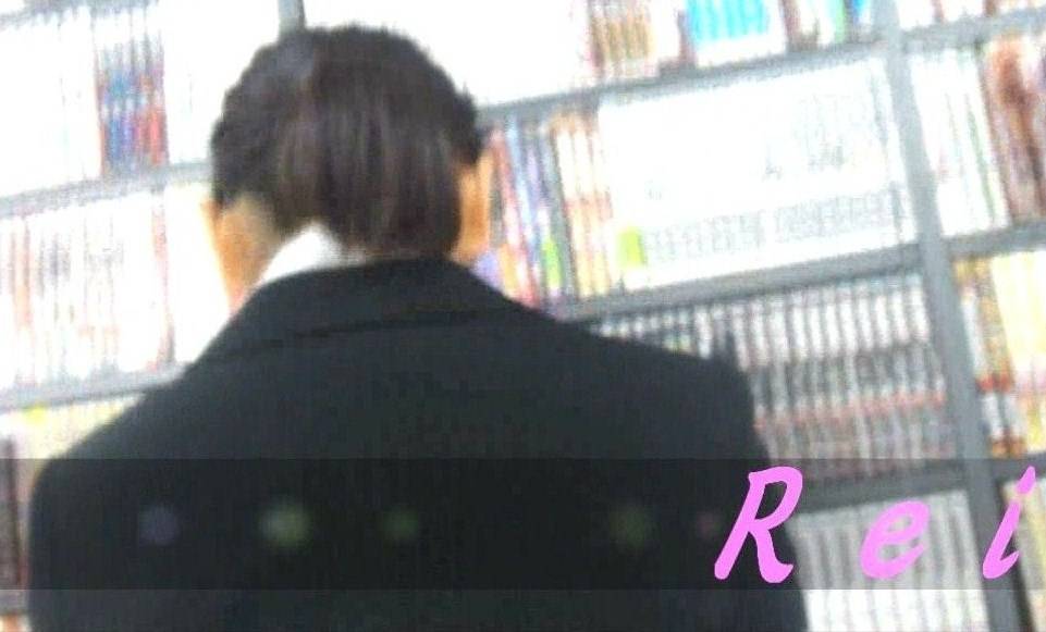立ち読みしてる就職活動中？の女子大生を逆さ撮り【パンチラ動画】Rei 04とpurinセット販売 サンプル画像