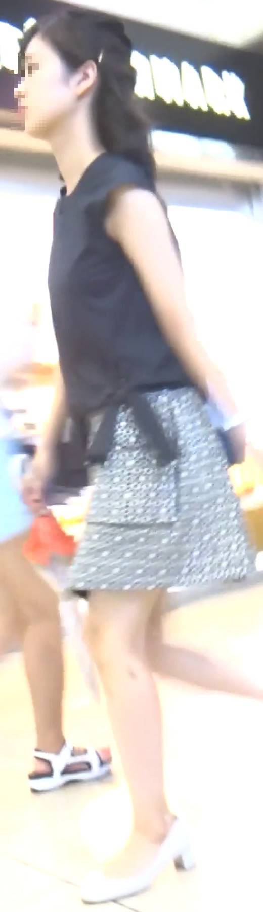 [★新作][★顔出し]パンチラ盗撮 女子大生 白パンツを接近撮影　サンプル画像1