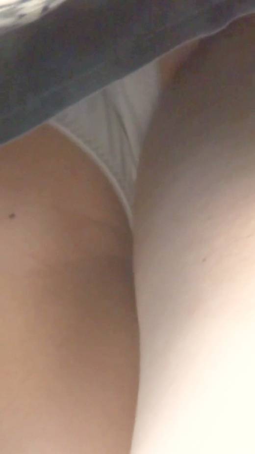 [★新作][★顔出し]パンチラ盗撮 女子大生 白パンツを接近撮影　サンプル画像2