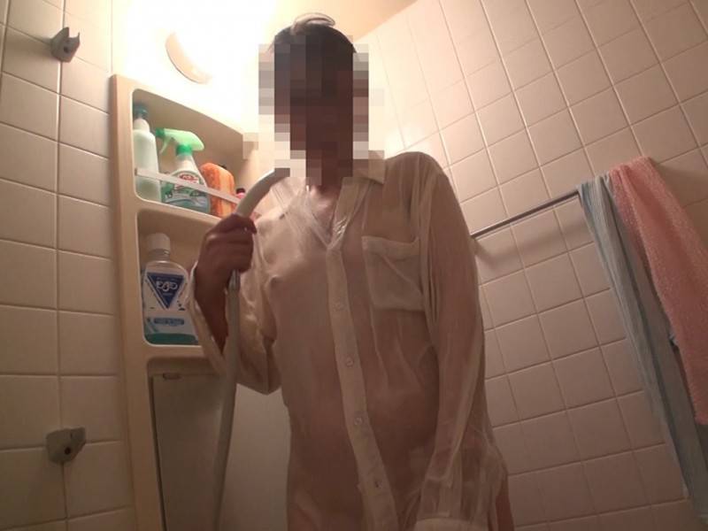 <個人撮影>妻に白ワイシャツを着せてシャワーを浴びせてみたら予想以上に透け透けで妻興奮! サンプル画像