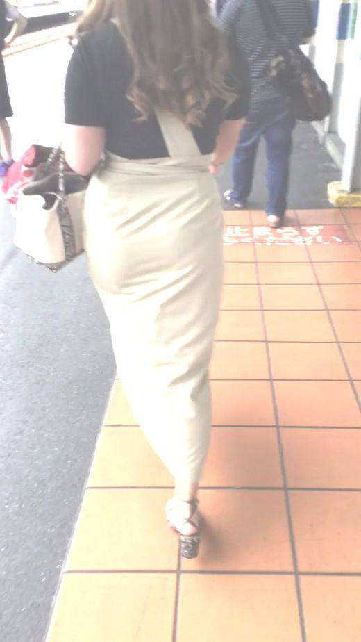 暑さでムレムレ、パン線くっきりデカ尻姉さん追跡　サンプル画像1