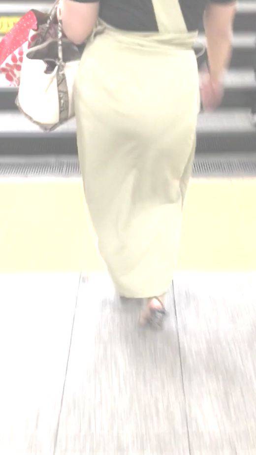 暑さでムレムレ、パン線くっきりデカ尻姉さん追跡　サンプル画像2