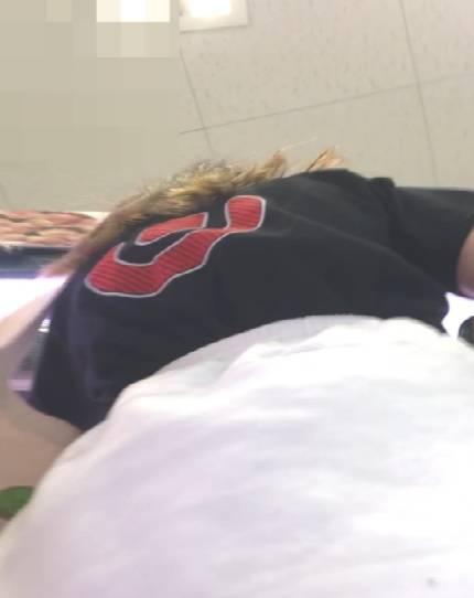 【完全新作】東北某ショッピングセンター 白いミニスカートに白いエロいお尻が丸見え！　サンプル画像2