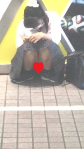 駅改札前でスカートの中身を全部見せちゃう痴女ムスメ サンプル画像