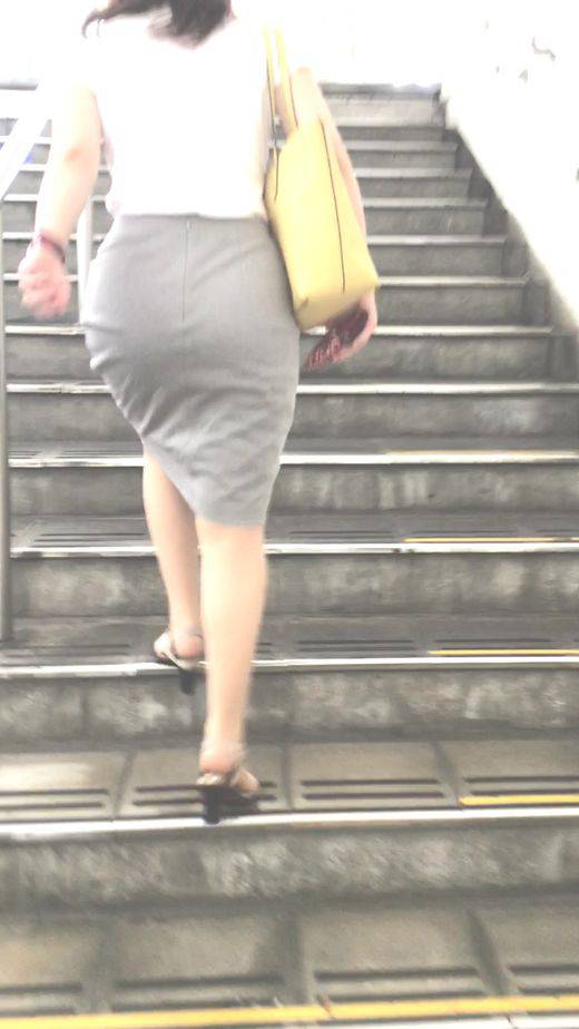 デカ尻OLさんのむっちりタイトスカート&パンツ サンプル画像1
