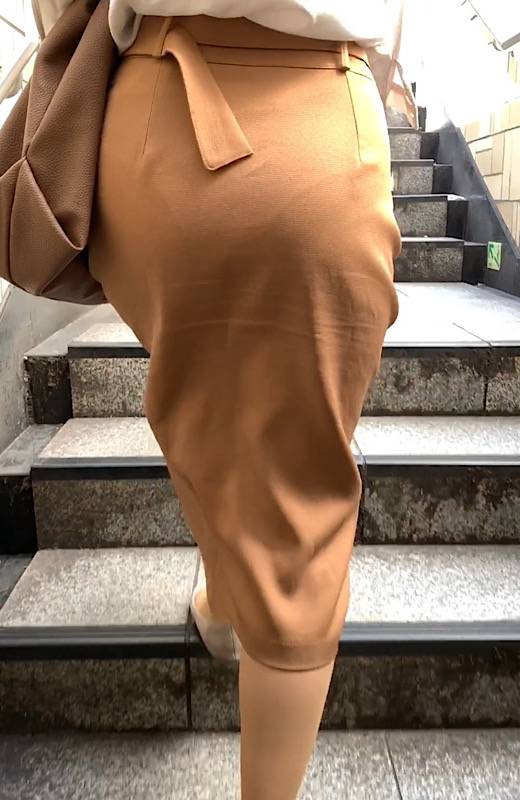 【完璧パンティライン！】デカケツ尻で隠せない！？Ｖ字エロ尻パンティーライン！美尻でエロい淫乱変態OL！【451】　サンプル画像2