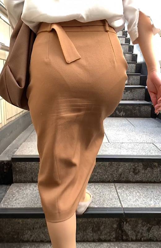 【完璧パンティライン！】デカケツ尻で隠せない！？Ｖ字エロ尻パンティーライン！美尻でエロい淫乱変態OL！【451】　サンプル画像3