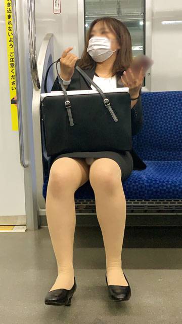 カメラに視線を向けて警戒するエッチな身体をしたスーツOLさん　サンプル画像2