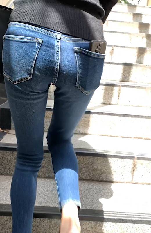 【スキニーエロデニム】スレンダー美人の張りのある小尻をキャットウォークでフェロモン前回で晒す【453】　サンプル画像1